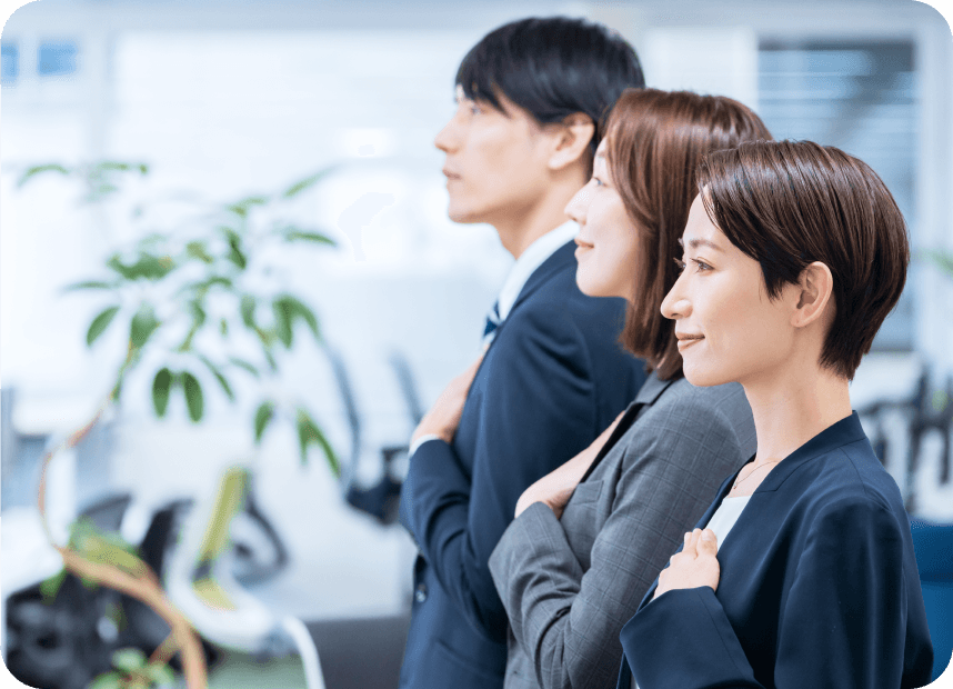 前向きな姿勢で決意を示すビジネスパーソンたち