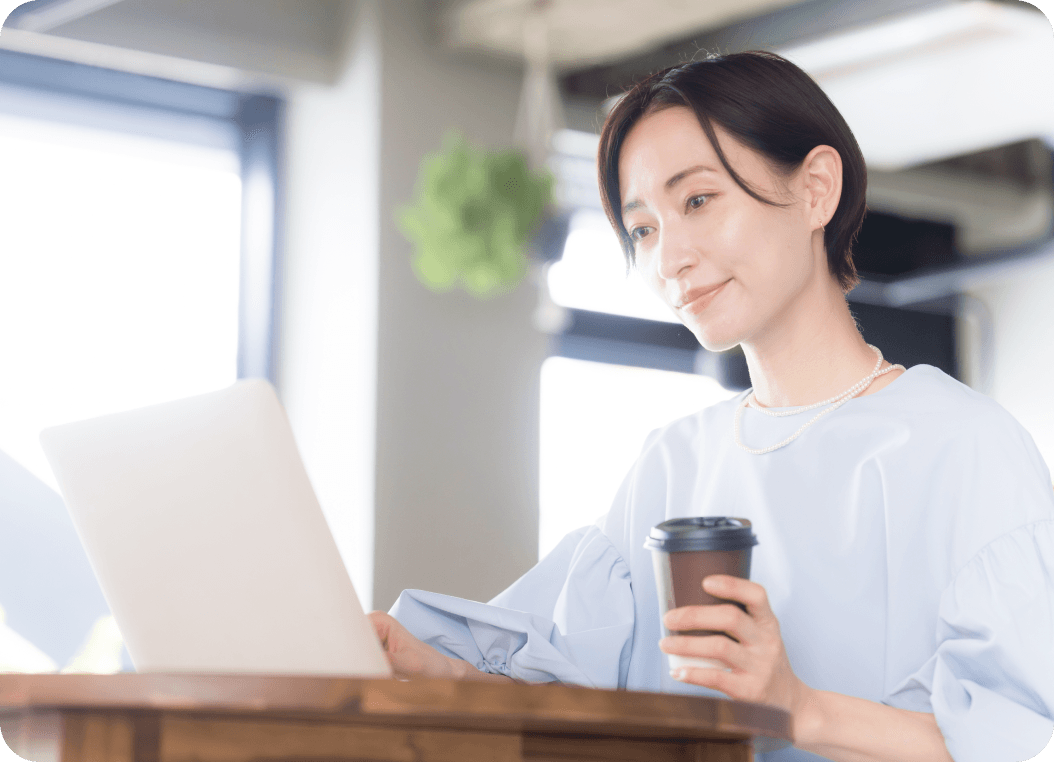 カフェでパソコン作業をする女性