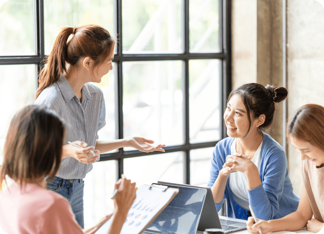 明るい雰囲気でミーティングをする若い女性たち