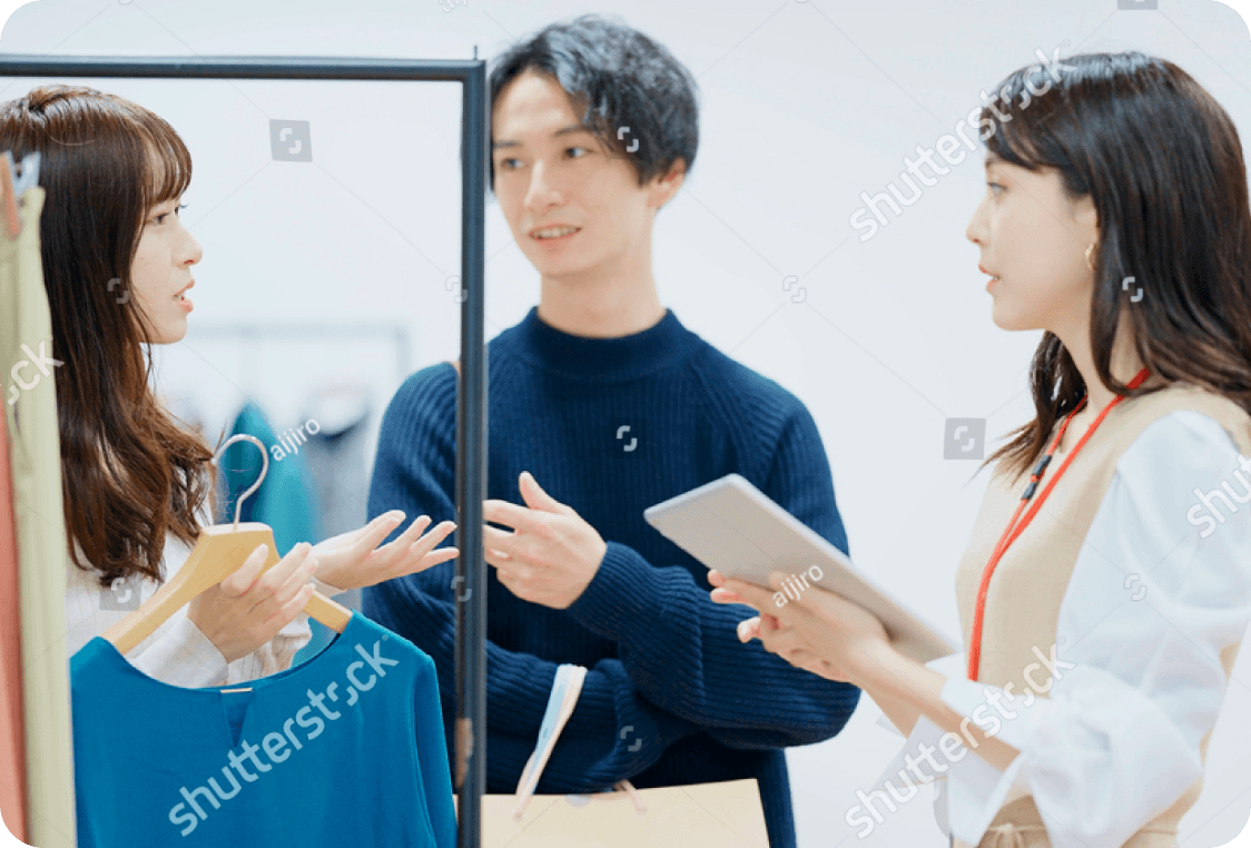 ショップスタッフが接客について話し合っている様子