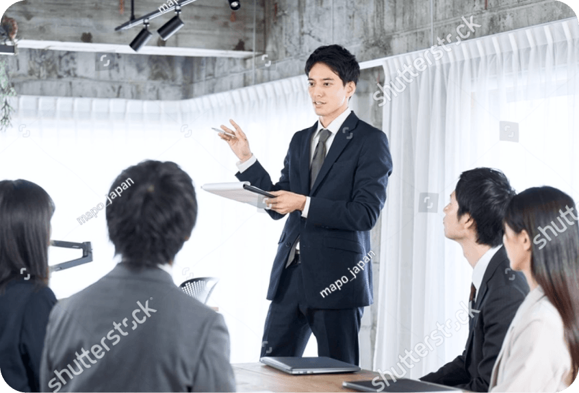 会議でプレゼンテーションを行うビジネスマン