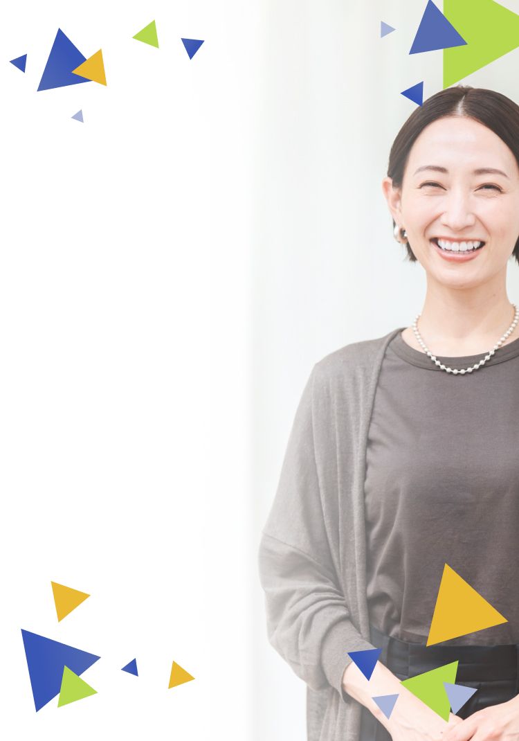 化粧品売り場で笑顔の女性スタッフ