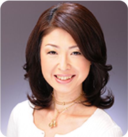 白い服を着た女性講師のプロフィール写真