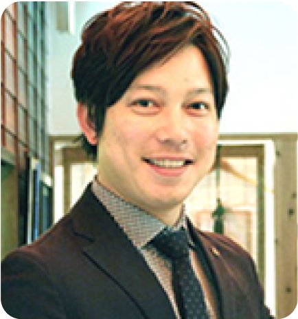 スーツ姿の男性講師のプロフィール写真