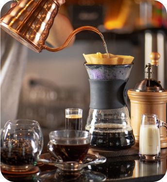 ハンドドリップでコーヒーを淹れている様子