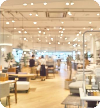 家具やインテリアが並ぶ明るい店内