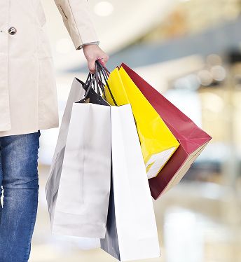 ショッピングバッグを持って歩く人