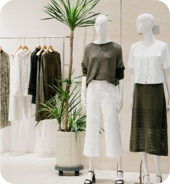 アパレルショップのマネキンと店内の様子